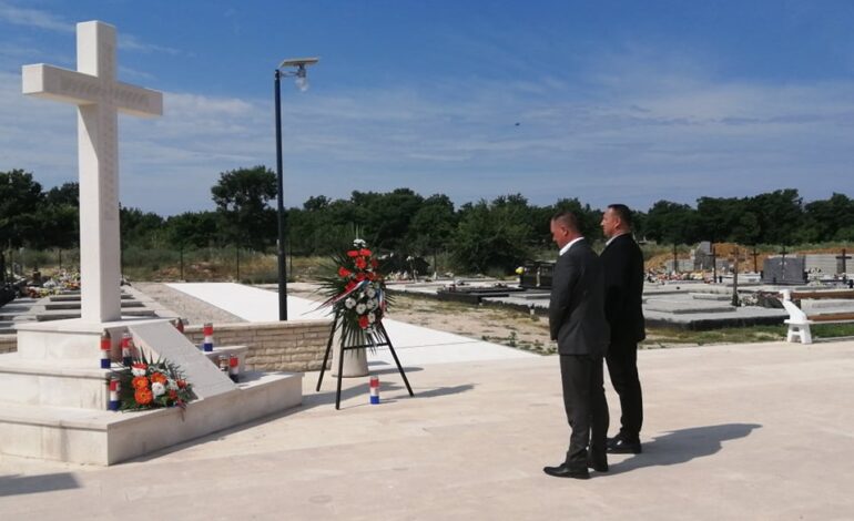 Odavanje počasti polaganjem vijenaca i paljenjem svijeća povodom Sv. Ante zaštitnika grada Benkovca