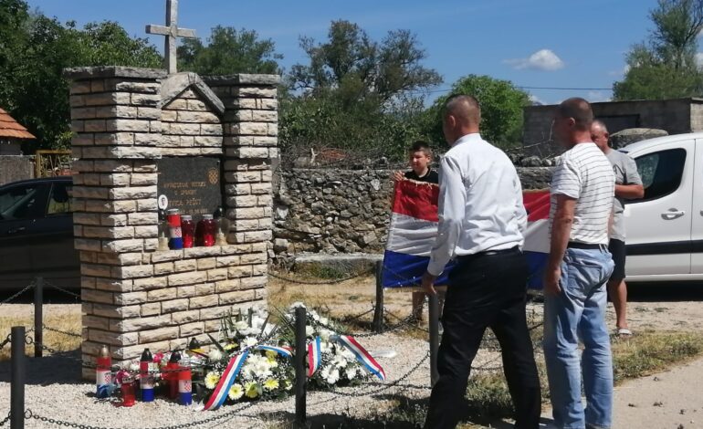  Odavanje počasti pokojnom Ivici Pešutu