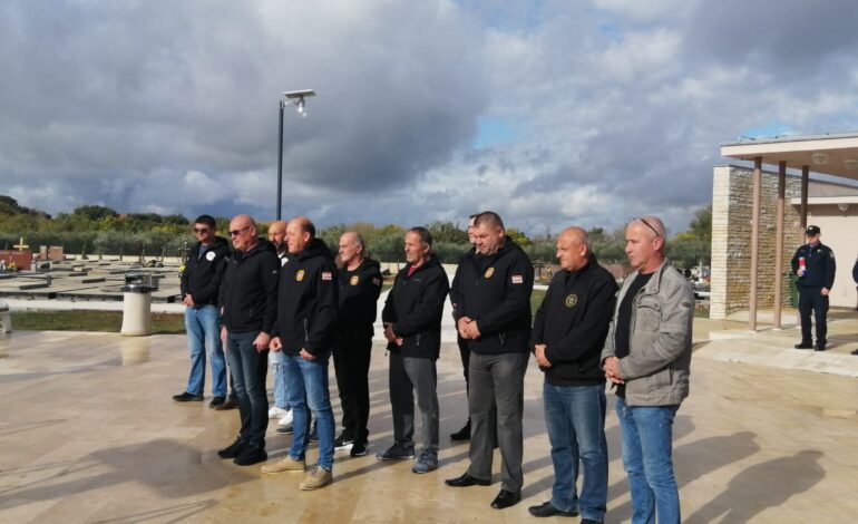  Odavanje počasti poginulim i umrlim braniteljicama i braniteljima.