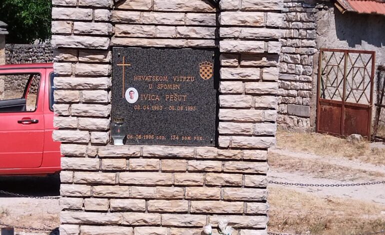  Odavanje počasti pokojnom Ivici Pešutu