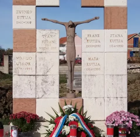  Odavanje počasti stradalim mještanima sela Lisičić.